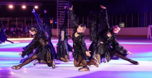 Spectaculaire moves op het ijs bij _Let_s Dance!_ Schaatsers laten hun beste moves zien op opzwepende muziek tijdens Let's Dance! Foto: Piet van Es