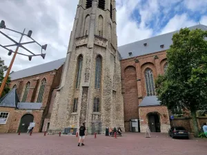 De Nieuwe Kerk, de ingang naar de beklimming van de Lange Jan. Foto: DagjeWeg.NL