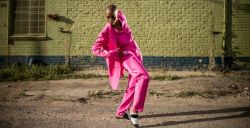 Afrikaanse fashionista's inspireren met hippe streetwear en haute couture