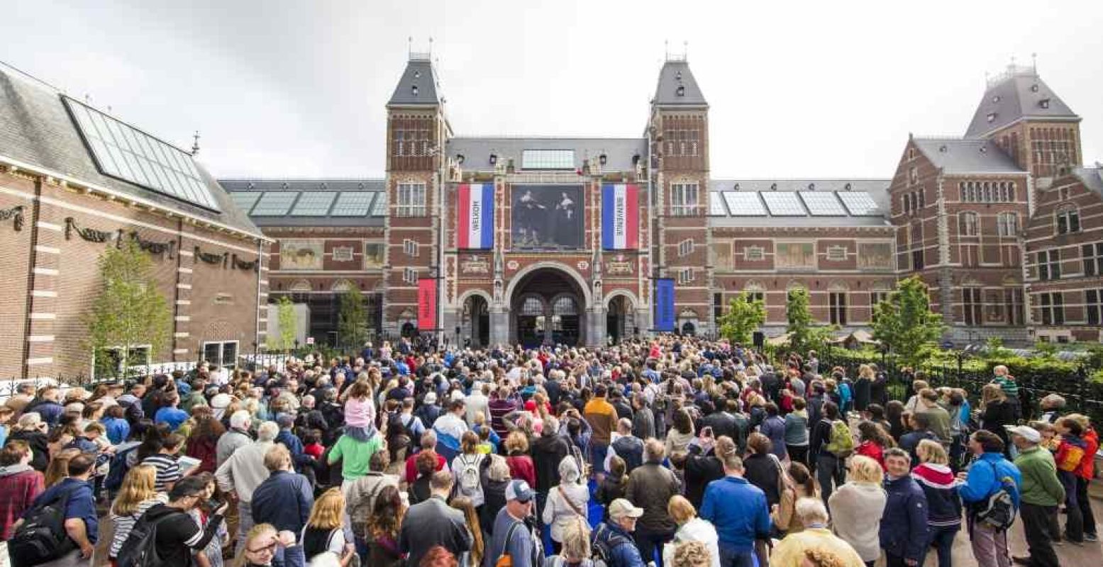 Nederland loopt uit om Marten en Oopjen welkom te heten in het museum. Copyright: Rijksmuseum, foto: Sander Stoepker