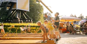 Ouderwets gezellige Zomeravonden in het Openluchtmuseum Start de Zomeravonden in het Nederlands Openluchtmuseum meteen goed met oud-Hollandse spelletjes. Foto: Nederlands Openluchtmuseum © Linde Berends