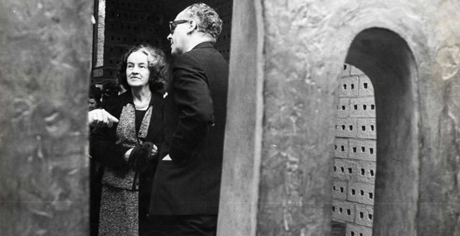 Barbara Hepworth in het Kröller-Müller Museum, in 1965.