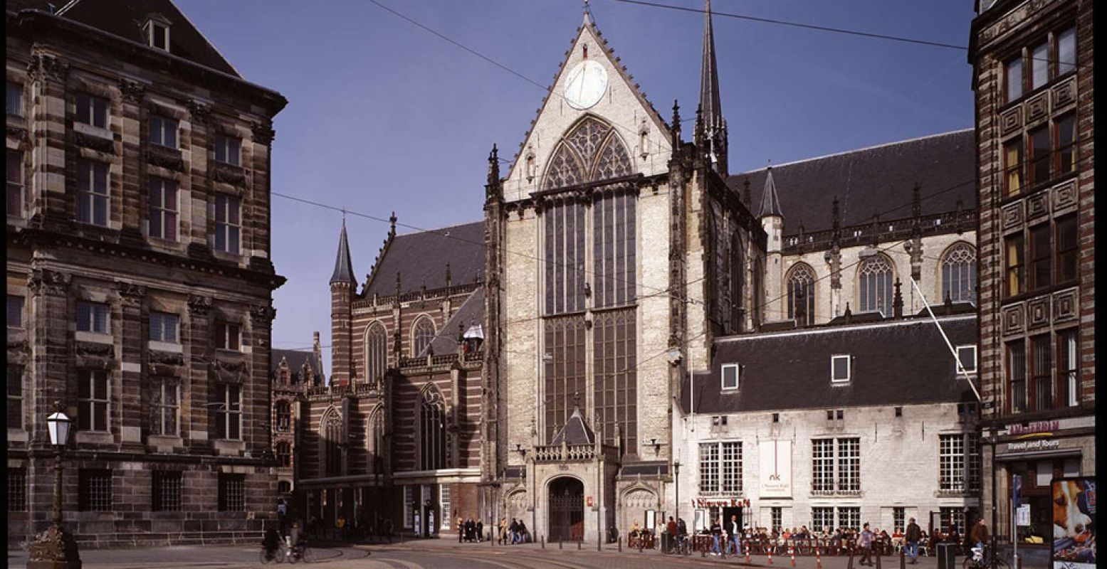 De Nieuwe Kerk in Amsterdam. In deze kerk onthult koning Willem-Alexander een gedenksteen voor de schrijver Eduard Douwes Dekker, beter bekend als Multatuli. Daarmee start hij het Multatuli jaar. Foto bijgesneden voor DagjeWeg.NL. Foto: Erik en Petra Hesmerg.