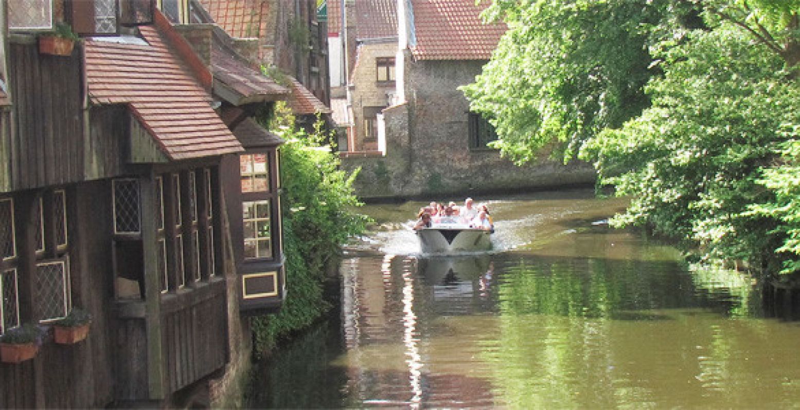De beste manier op Brugge te ontdekken: te water. Foto: Jonathan Vink.