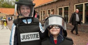 Over de foto: Neem een kijkje in de wereld van de gevangenis. Wat gebeurt er allemaal rondom de bajes en de rechtbank? Foto: Gevangenismuseum Neem een kijkje in de wereld van de gevangenis. Wat gebeurt er allemaal rondom de bajes en de rechtbank? Foto: Gevangenismuseum