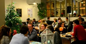 Uit eten voor het goede doel in pop-uprestaurant Happietaria Happietaria wordt volledig gerund door vrijwilligers. Foto: Happietaria Leiden 2017