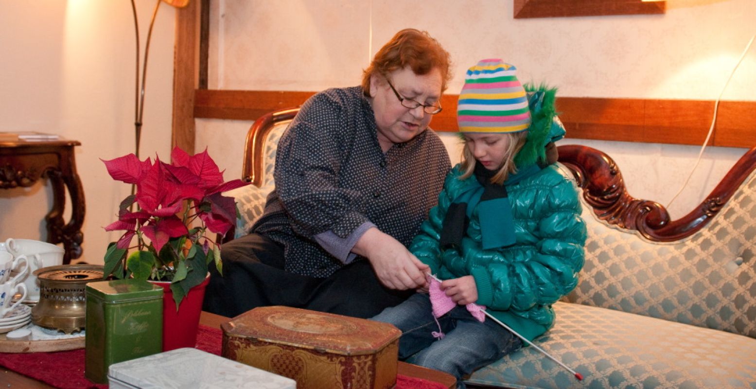 Kinderen leren breien in het museum. Foto: Nederlands Openluchtmuseum