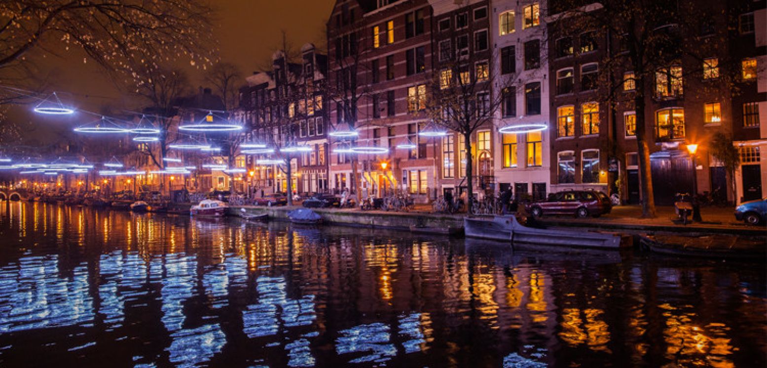 Neem een rondvaart door de verlichte grachten van Amsterdam. Foto: Janus van den Eijnden.