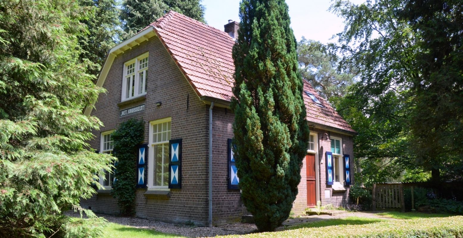Een romantisch historisch huisje bij het bos, met van binnen alle moderne luxe. En een grote eigen tuin. Foto: Belvilla.nl