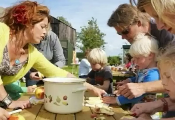 FarmCamps De Geele Bosch Samen buiten eten