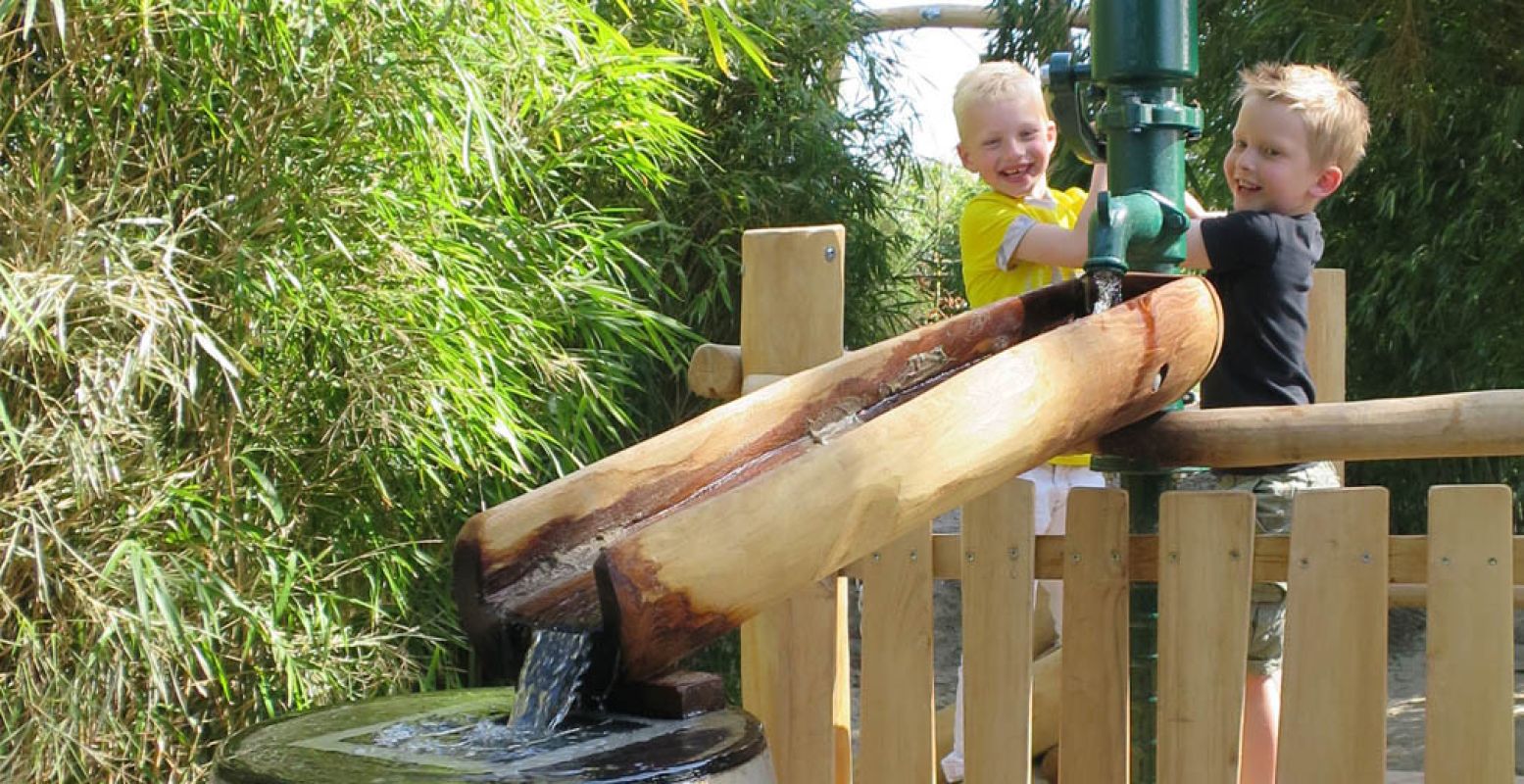 Spelen in de waterspeeltuin en Kids Jungle. Foto: Berkenhof Tropical Zoo.