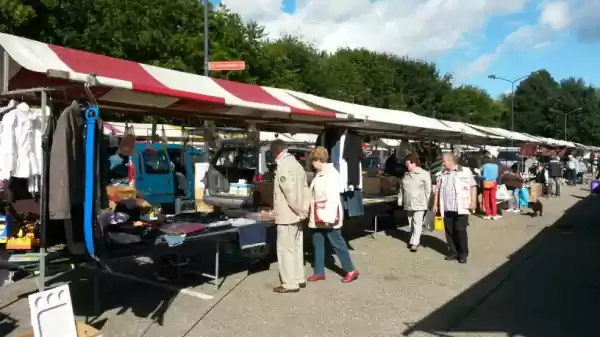 Op de vlooienmarkt van Oosterhout slaag je wel. Foto: De Evenementenlijn / Karin van Schooten