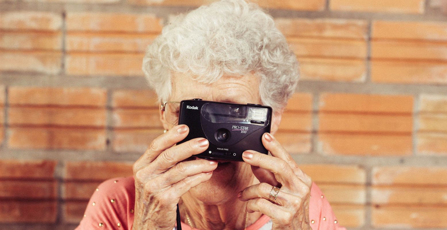 Neem opa of oma een dagje mee uit! Niet vergeten foto's te maken! Foto:  Unsplash License  © Tiago Muraro