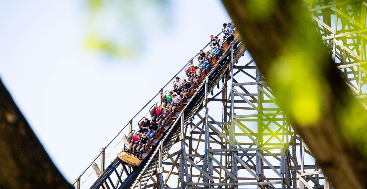 Stap in de Troy Coaster voor het goede doel. Foto: Toverland © Stap in de Troy Coaster voor het goede doel. Foto: Toverland ©