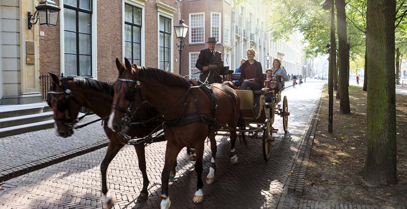 Tot en met 15 september kun je in het Gouden Koetsje door Den Haag rijden. Foto: The Hague Marketing Bureau © Arjan de Jager.