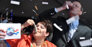Vlaggetjesdag 2018: feestelijke vlaggetjes en verse vis! Hmm, geniet ook van een lekkere haring! Foto: Vlaggetjesdag.