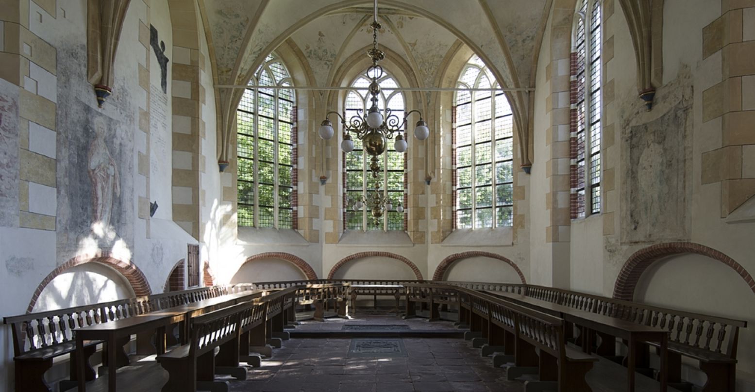 Op de gewelven van het middeleeuwse kerkje De Sint-Hippolytus in Middelstum zie je kleurrijke schilderingen met bijbelse voorstellingen. Foto: Grootste Museum van Nederland © Arjan Bronkhorst