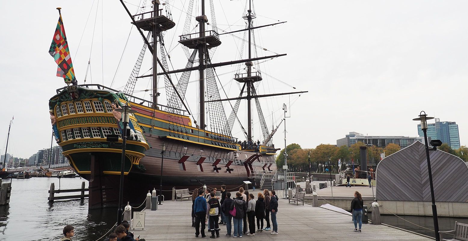 Voor even een echte zeevaarder aan boord van VOC-schip Amsterdam. Foto: DagjeWeg.NL