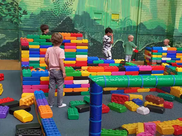 Spelen in het speelparadijs. Foto: LOL Aalsmeer.