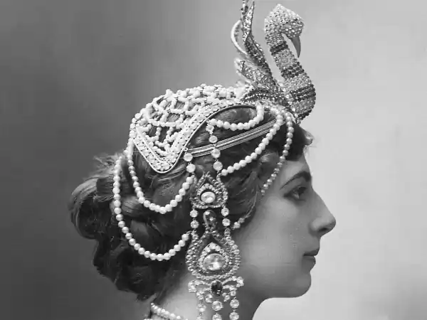 Uitgedost in deze prachtige outfit lijkt Mata Hari heel exotisch, maar ze was Fries. Foto: Fries Museum Uitgedost in deze prachtige outfit lijkt Mata Hari heel exotisch, maar ze was Fries. Foto: Fries Museum
