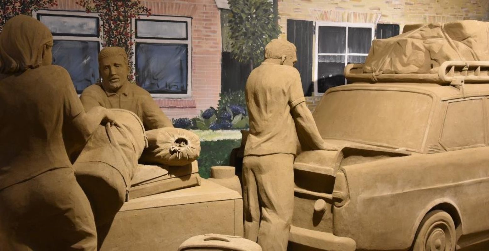 Op vakantie in eigen land met de DAF. Foto: De Beeldentuin / 't Veluws Zandsculpturenfestijn