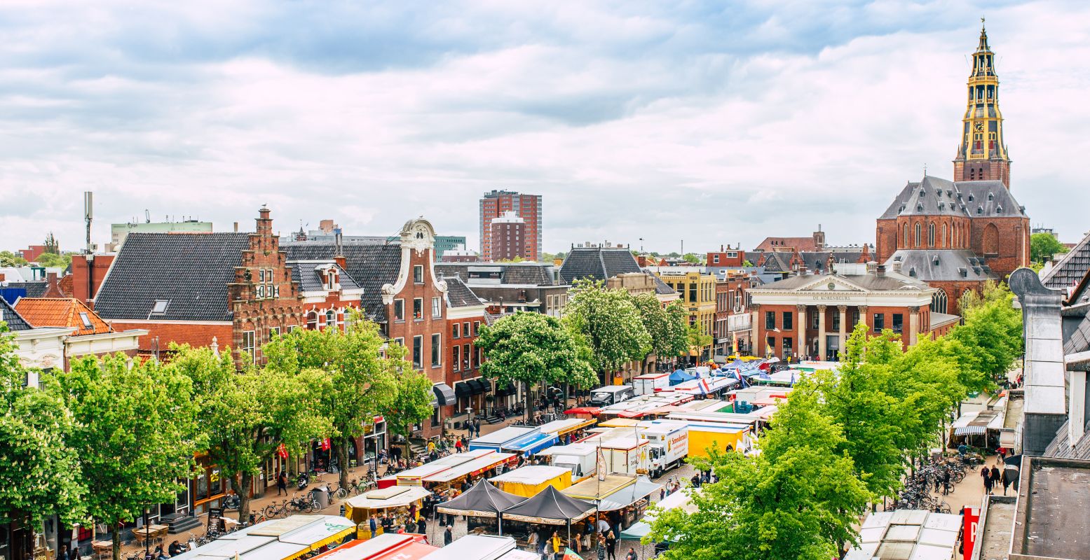 Ook op Tweede Paasdag staat de Vismarkt in Groningen vol met kraampjes. Foto: Marketing Groningen © Stella Dekker Fotografie