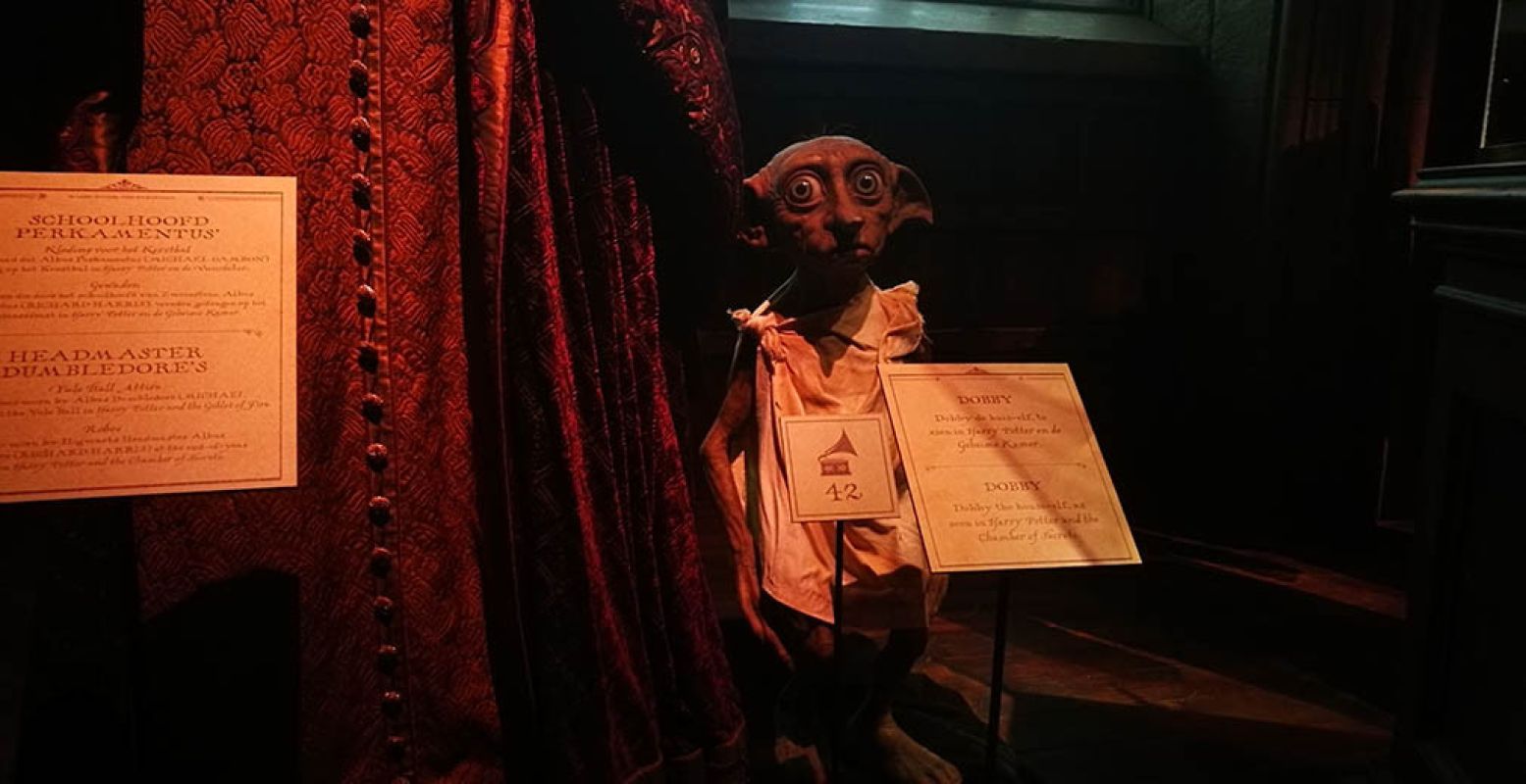 En daar is-ie dan, verscholen naast het kostuum van Perkamentus. De leukste huis-elf ter wereld: Dobby! Foto: Coby Boschma.