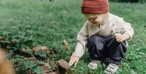 Ontdek de mooiste wandelroutes met de kinderen Zet je rode mutsje op en ga op zoek naar kabouters in het bos. Foto: Allan Mas via Pexels