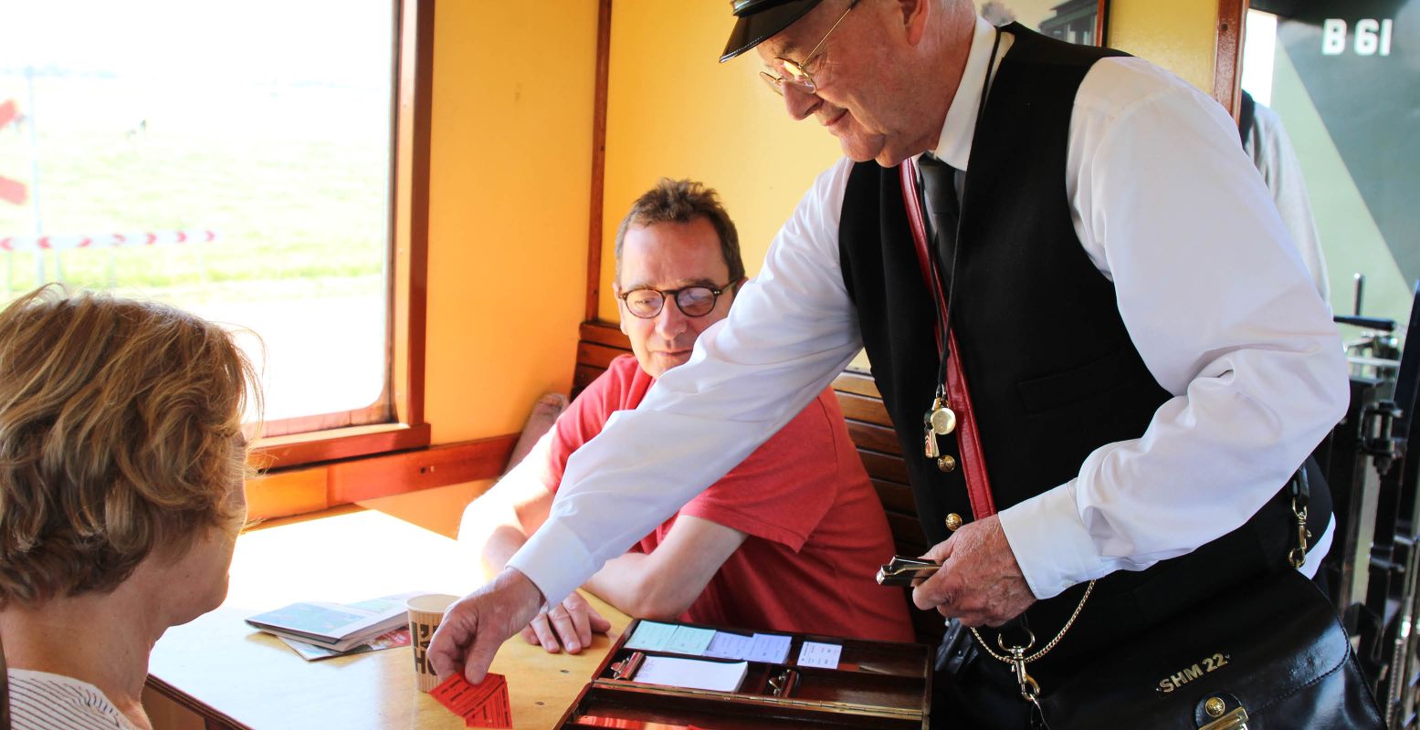 De conducteur komt langs voor de kaartjes. Foto: Museumstoomtram Hoorn-Medemblik