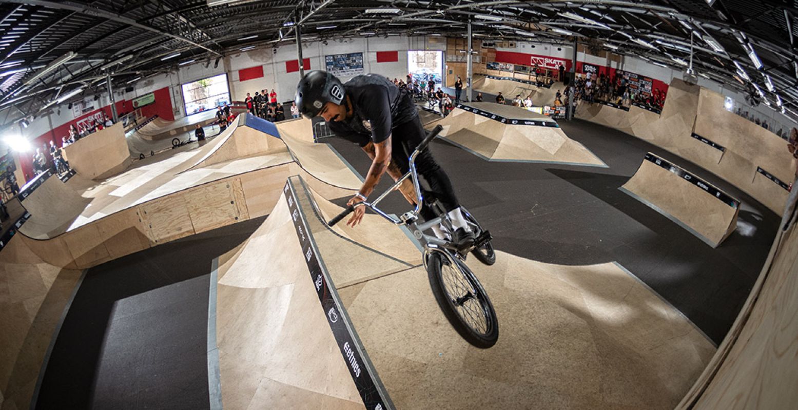 Hou je hart vast tijdens de stunts op de BMX Freestyle open wedstrijden. Hier zie je rider Ian Sepulveda aan het werk. Foto: Aaron Zwaal