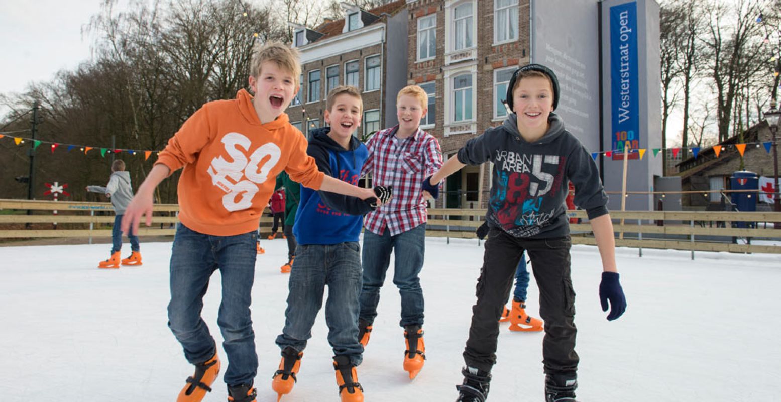 Lekker schaatsen voor de Amsterdamse Westerstraat. Foto: Nederlands Openluchtmuseum
