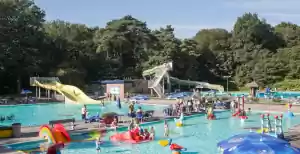Spetter pieter pater: de leukste buitenzwembaden voor peuters Het Heuveltjesbosbad in Apeldoorn is omringd door groen. Foto: MarketingOost - Vechtdal Marketing