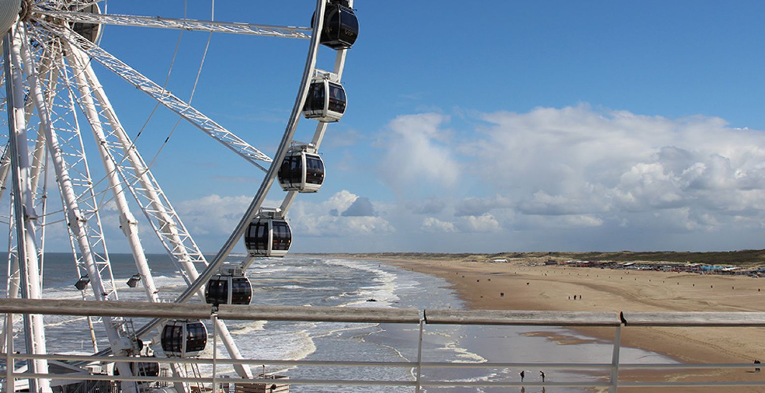 Zin in een zomerse citytrip? Bezoek Scheveningen voor een surfles of om op het strand te relaxen. Foto: DagjeWeg.NL.