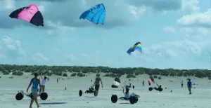 Schiet over het strand in een kitebuggy Volg een clinic van Natural High en je schiet in een kitebuggy of blokart over het strand. Foto: DagjeWeg.NL.