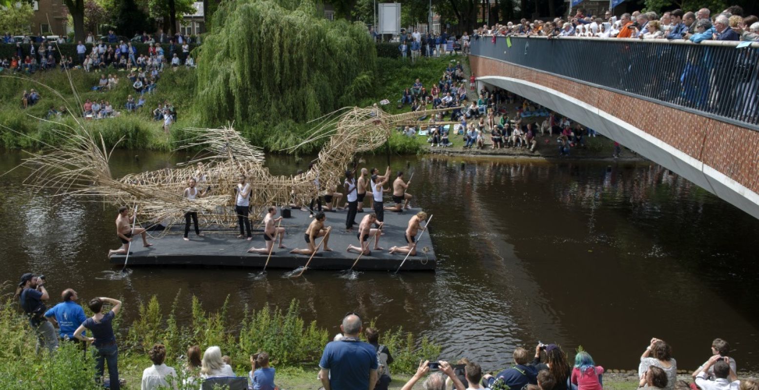 De toeschouwers zien tijdens Bosch Parade vooral wat zich boven het water bevindt, maar ook onderwater gebeurt veel om de boel in beweging te houden. Foto: Bosch Parade © Ben Nienhuis. De toeschouwers zien tijdens Bosch Parade vooral wat zich boven het water bevindt, maar ook onderwater gebeurt veel om de boel in beweging te houden. Foto: Bosch Parade © Ben Nienhuis.