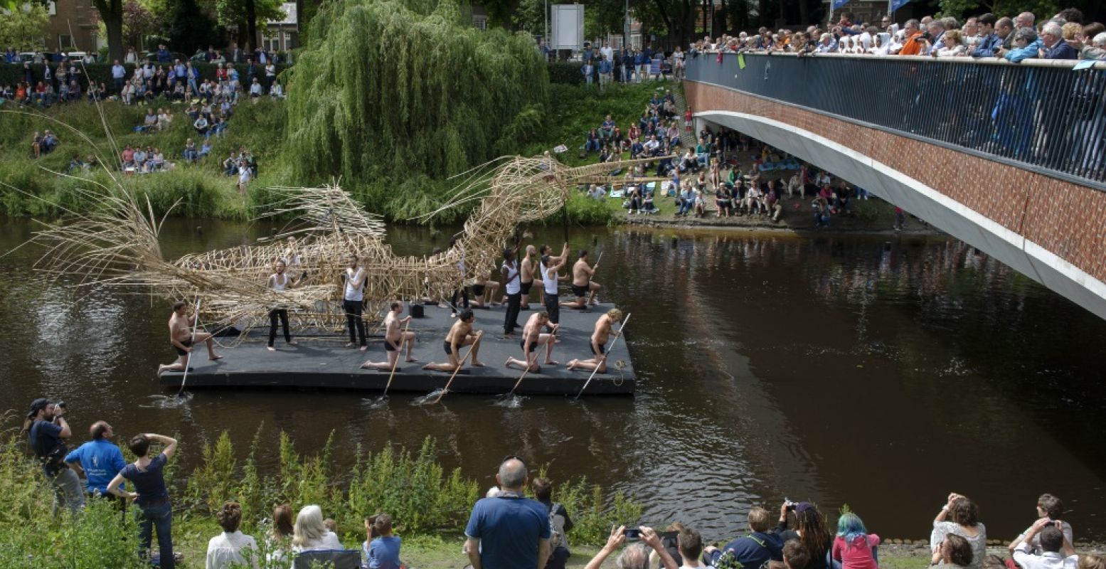 De toeschouwers zien tijdens Bosch Parade vooral wat zich boven het water bevindt, maar ook onderwater gebeurt veel om de boel in beweging te houden. Foto: Bosch Parade © Ben Nienhuis.