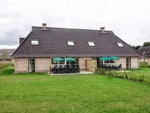 Het park heeft grote bungalows voor groepen.