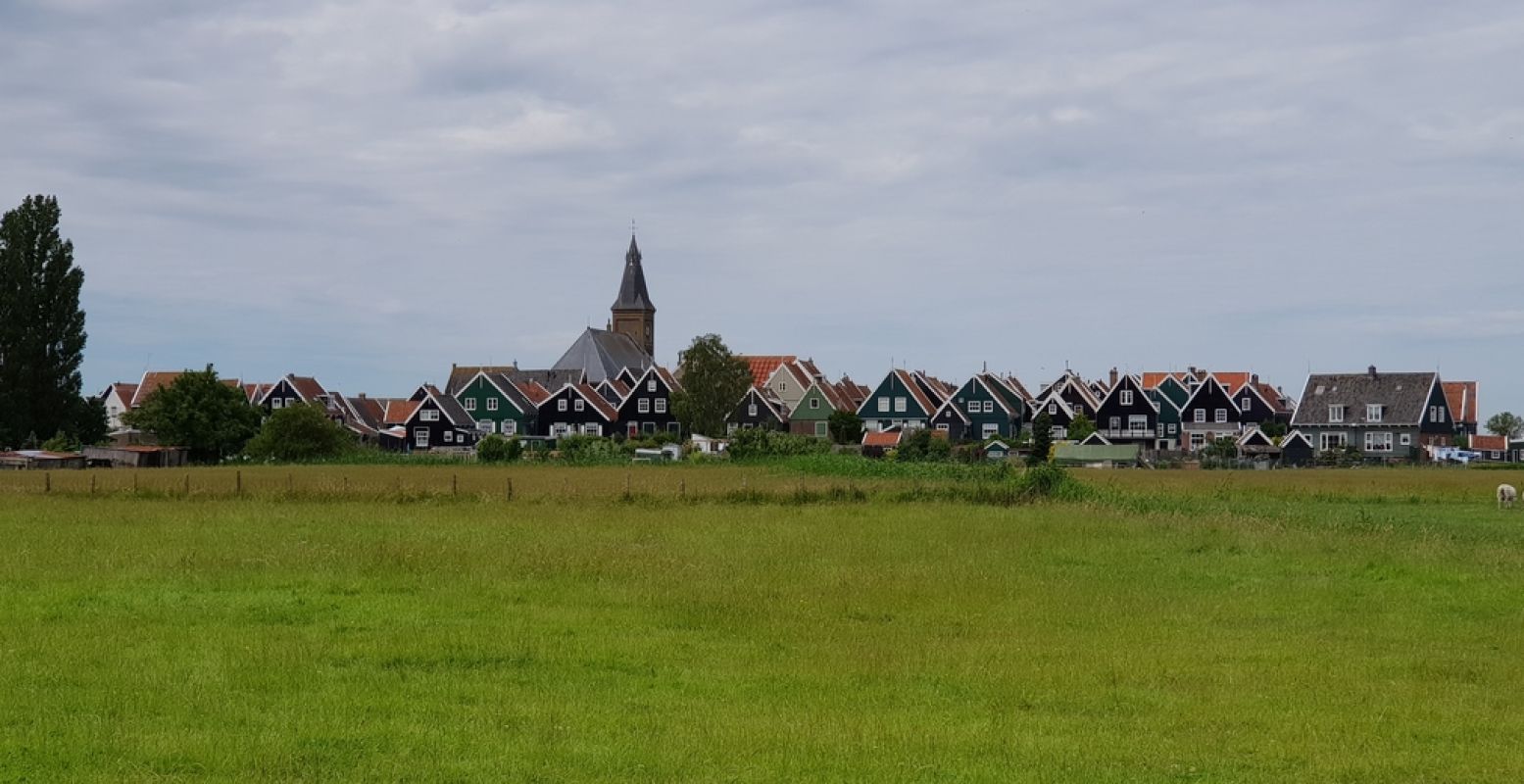 Het vissersdorpje Marken, gezien vanaf het eiland zelf. Er is geen andere plek in Nederland die hier op lijkt. Foto: DagjeWeg.NL © Tonny van Oosten