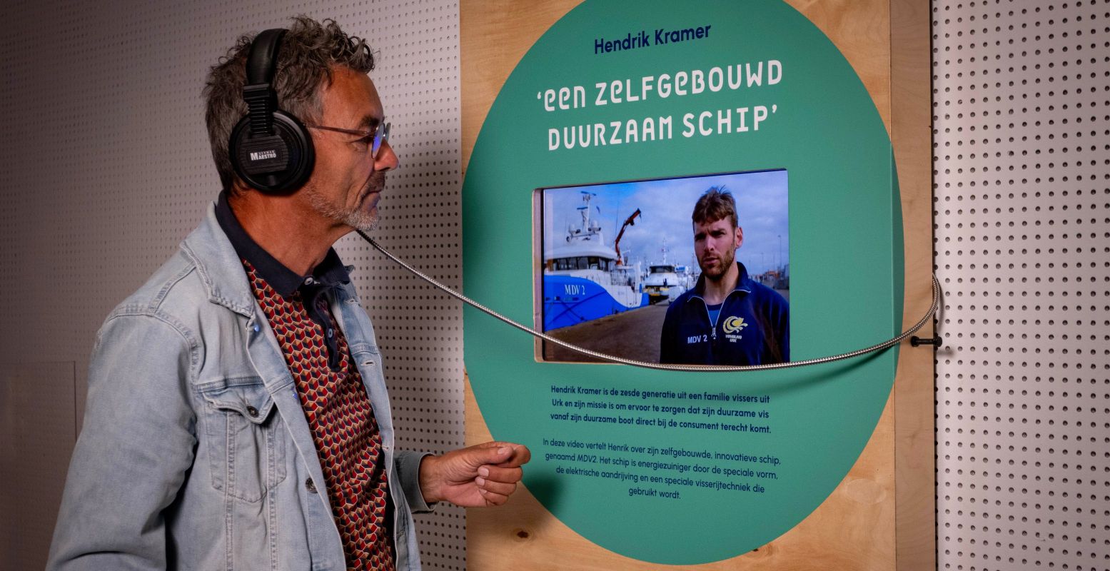 Luister naar het verhaal van Hendrik Kramer en ontdek hoe de visserij eruit kan zien in de toekomst. Foto: Zuiderzeemuseum © Guillaume Groen Luister naar het verhaal van Hendrik Kramer en ontdek hoe de visserij eruit kan zien in de toekomst. Foto: Zuiderzeemuseum © Guillaume Groen