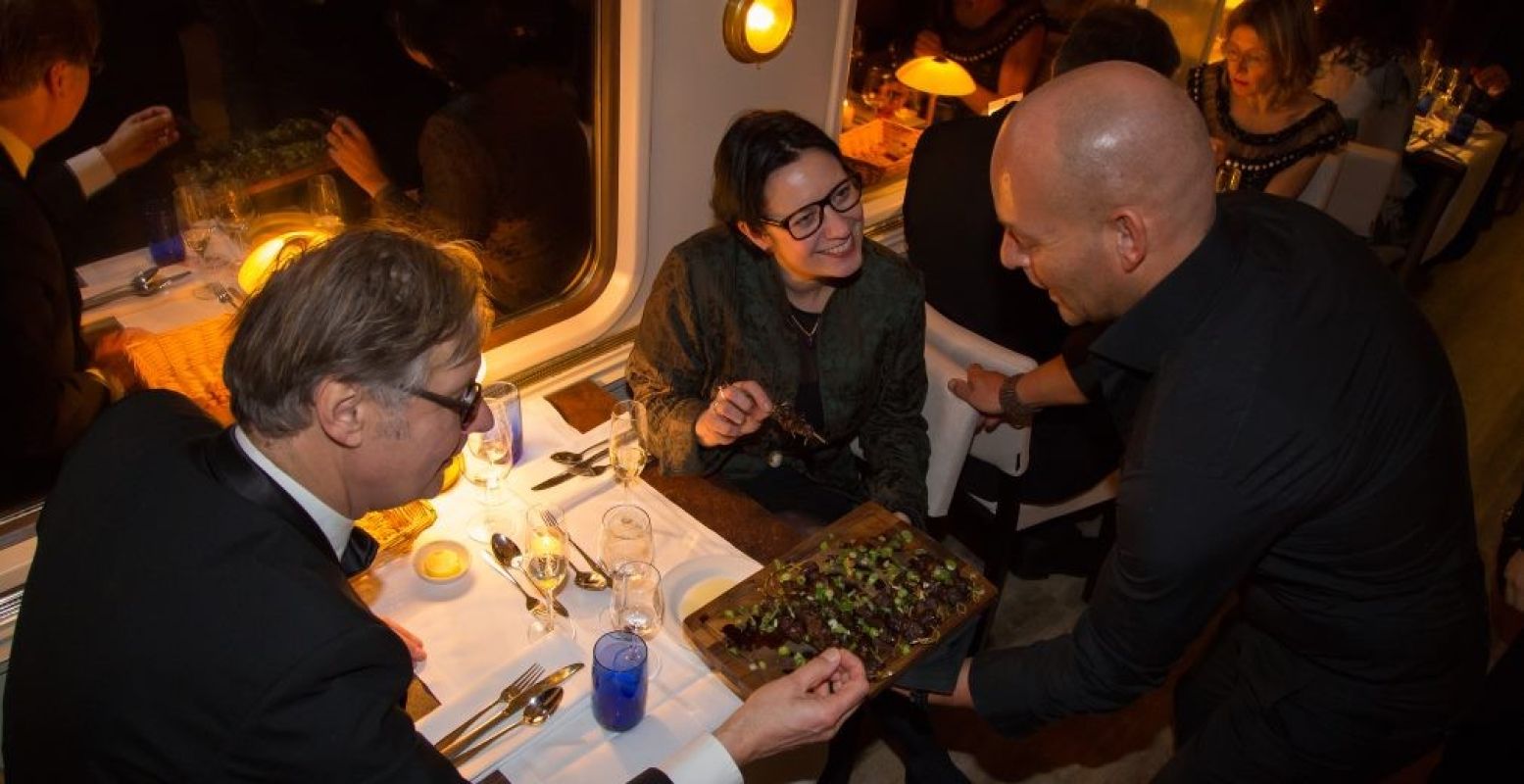 Geniet van heerlijk eten en een mooi uitzicht! Foto: Amsterdam Dinner Train