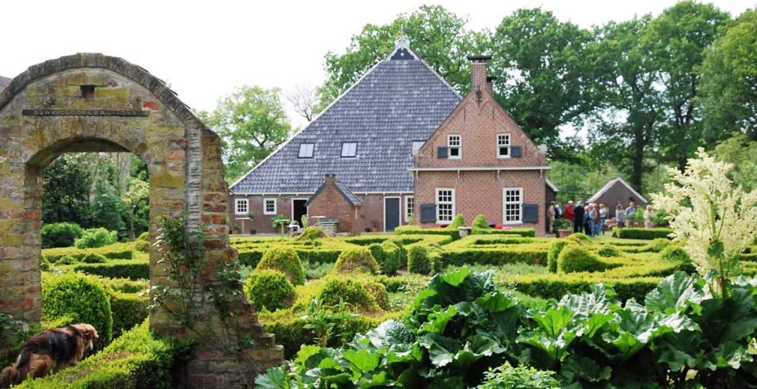 Bezoek bekende attracties, maar ook schitterende boerderijtjes. Foto: Nederland Monumentenland