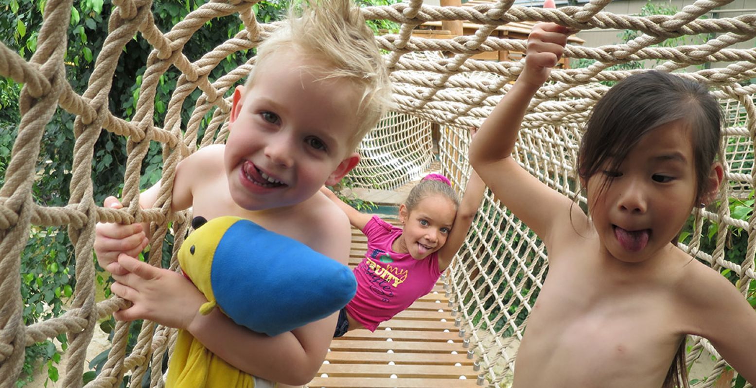 Dieren en dino's ontmoeten en zelf als een aapje klimmen in de indoor kids jungle: Berkenhof Tropical Zoo staat op nummer twee bij de Zeelandse uitjes. Foto: Berkenhof Tropical Zoo