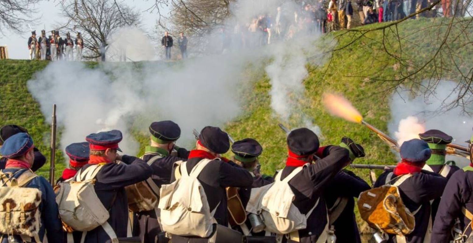 Zie kanonniers en musketiers aan het werk. Foto: Vesting Bourtange