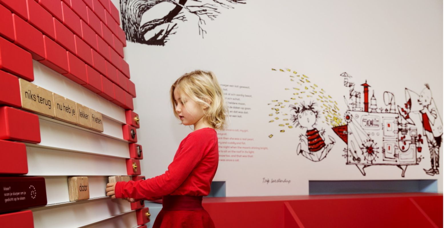 Schrijf je eigen gedicht aan de Gedichtenmuur. Foto: Kinderboekenmuseum © Eveline van Egdom.