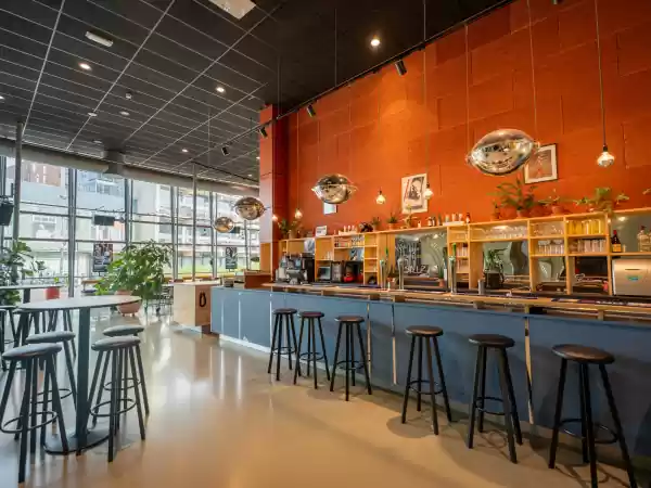 Schuif aan voor een drankje. Foto: Theater De Landing Schuif aan voor een drankje. Foto: Theater De Landing