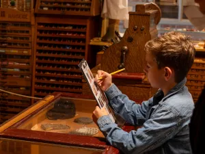 Op speurtocht door het museum. Foto: Kijk & Luistermuseum