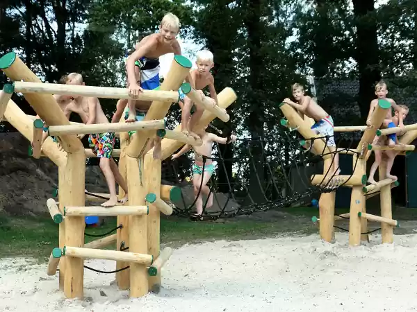 Spelen en klimmen op het strandje. Foto: Natuurlijk Heidepark © Ronny Langenkamp