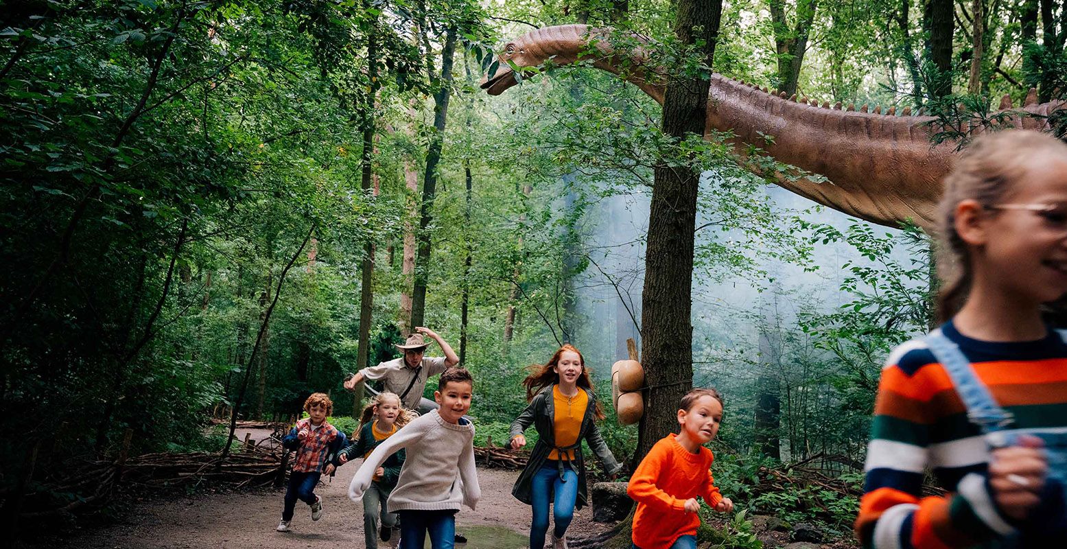 Oei, wat komt hij dichtbij! Wegwezen voor de dino aanvalt. Foto: DierenPark Amersfoort © Jessie Kamp