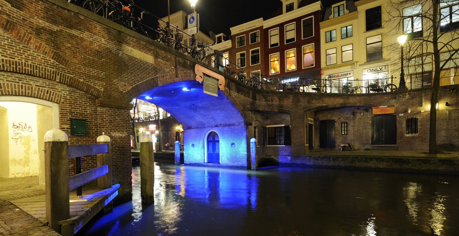 Geniet samen van het sfeervolle Utrecht en volg de lichtkunstroute Utrecht Lumen. Foto: Utrecht Marketing