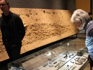 Bewonder opgegraven objecten. Foto: Thermenmuseum Heerlen